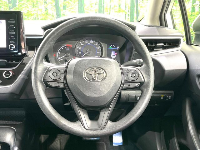 �C���e���A�ɍ��킹���f�U�C���̃X�e�A�����O�́A�^�]�������̂��Ƃ��l���A�^�]���₷���`��A�傫���ł��B�����x�A���ۂɐG���Ă��m���߂��������B