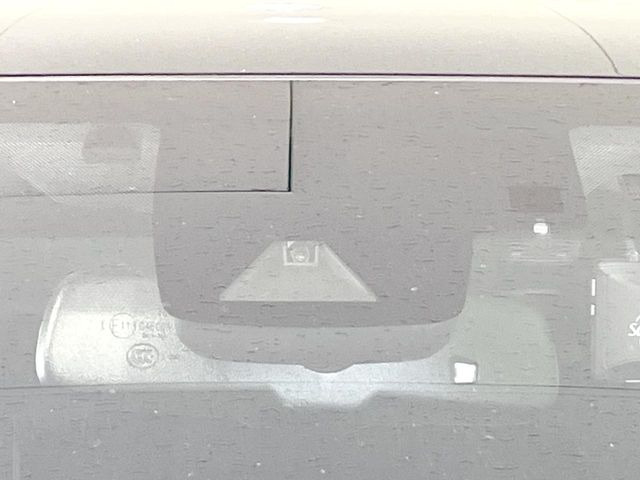 【トヨタセーフティセンス】走行中に前方の車両等を認識し、衝突しそうな時は警報とブレーキで衝突回避と被害軽減をアシスト。より安全にドライブをお楽しみいただけます。