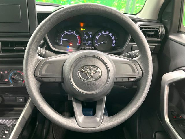 �C���e���A�ɍ��킹���f�U�C���̃X�e�A�����O�́A�^�]�������̂��Ƃ��l���A�^�]���₷���`��A�傫���ł��B�����x�A���ۂɐG���Ă��m���߂��������B