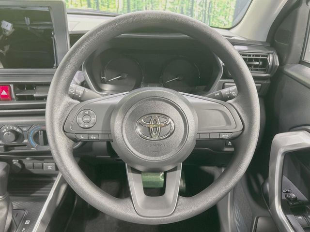 �C���e���A�ɍ��킹���f�U�C���̃X�e�A�����O�́A�^�]�������̂��Ƃ��l���A�^�]���₷���`��A�傫���ł��B�����x�A���ۂɐG���Ă��m���߂��������B