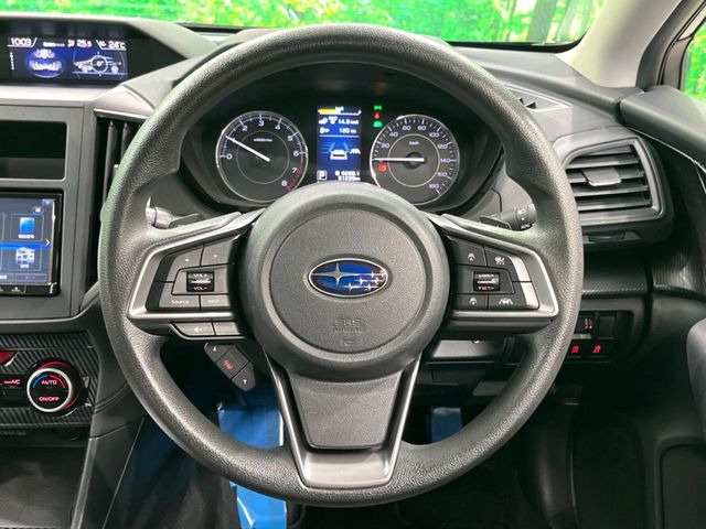 �C���e���A�ɍ��킹���f�U�C���̃X�e�A�����O�́A�^�]�������̂��Ƃ��l���A�^�]���₷���`��A�傫���ł��B�����x�A���ۂɐG���Ă��m���߂��������B