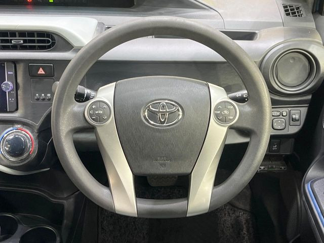 �C���e���A�ɍ��킹���f�U�C���̃X�e�A�����O�́A�^�]�������̂��Ƃ��l���A�^�]���₷���`��A�傫���ł��B�����x�A���ۂɐG���Ă��m���߂��������B