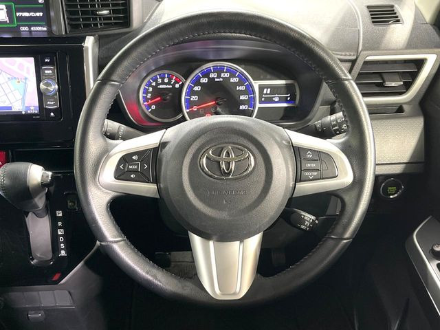 �C���e���A�ɍ��킹���f�U�C���̃X�e�A�����O�́A�^�]�������̂��Ƃ��l���A�^�]���₷���`��A�傫���ł��B�����x�A���ۂɐG���Ă��m���߂��������B