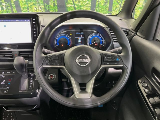 �C���e���A�ɍ��킹���f�U�C���̃X�e�A�����O�́A�^�]�������̂��Ƃ��l���A�^�]���₷���`��A�傫���ł��B�����x�A���ۂɐG���Ă��m���߂��������B