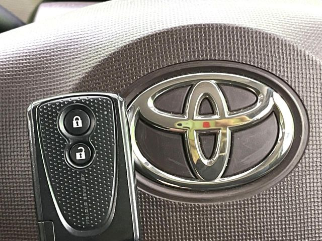 �C���e���A�ɍ��킹���f�U�C���̃X�e�A�����O�́A�^�]�������̂��Ƃ��l���A�^�]���₷���`��A�傫���ł��B�����x�A���ۂɐG���Ă��m���߂��������B