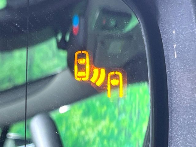 【ブラインドスポットモニター】走行中、ドアミラーの死角になりやすい箇所に後続車が接近するとサイドミラーのレンズに警告を表示!ドライバーに注意喚起をしてくれます。