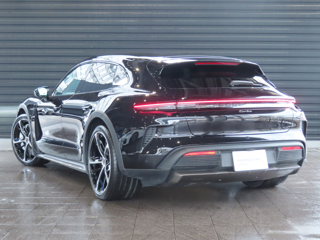 タイカンクロスツーリスモターボ 4+1シート 4WD