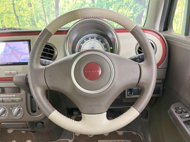 �C���e���A�ɍ��킹���f�U�C���̃X�e�A�����O�́A�^�]�������̂��Ƃ��l���A�^�]���₷���`��A�傫���ł��B�����x�A���ۂɐG���Ă��m���߂��������B