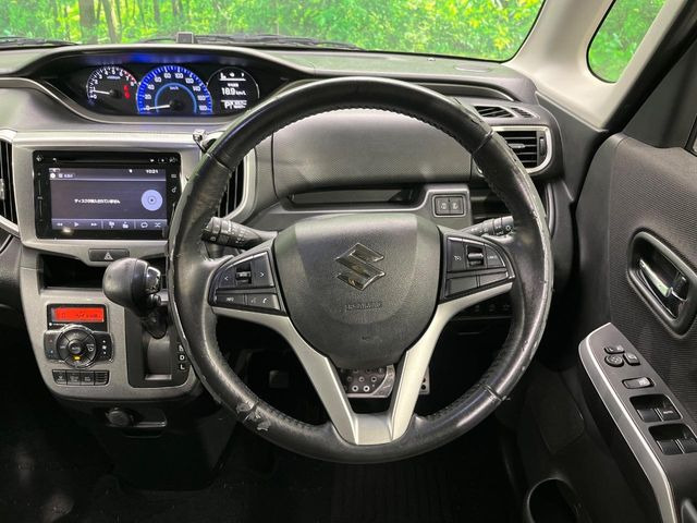 �C���e���A�ɍ��킹���f�U�C���̃X�e�A�����O�́A�^�]�������̂��Ƃ��l���A�^�]���₷���`��A�傫���ł��B�����x�A���ۂɐG���Ă��m���߂��������B