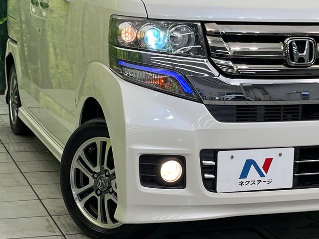 【HIDヘッドライト】非常に明るく前方を照らしてくれるので、悪天候や夜間の走行時も視界良好で安心してお乗りいただけます。