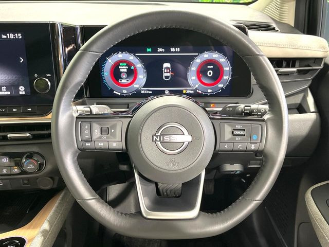 �C���e���A�ɍ��킹���f�U�C���̃X�e�A�����O�́A�^�]�������̂��Ƃ��l���A�^�]���₷���`��A�傫���ł��B�����x�A���ۂɐG���Ă��m���߂��������B