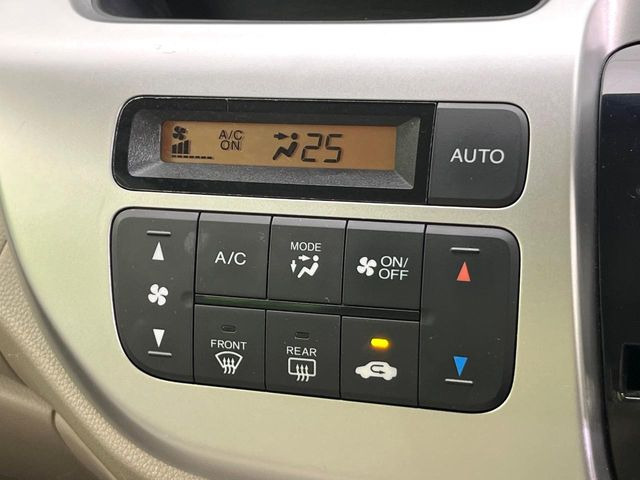 【オートエアコン】一度お好みの温度に設定すれば、車内の温度を検知し風量や温度を自動で調整。暑い&hellip;寒い&hellip;と何度もスイッチ操作をする必要はありません。快適な車内空間には必須の機能ですね♪