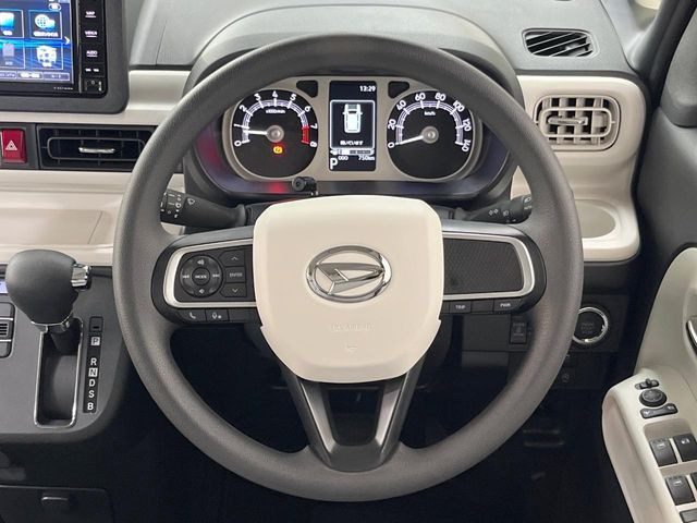 �C���e���A�ɍ��킹���f�U�C���̃X�e�A�����O�́A�^�]�������̂��Ƃ��l���A�^�]���₷���`��A�傫���ł��B�����x�A���ۂɐG���Ă��m���߂��������B