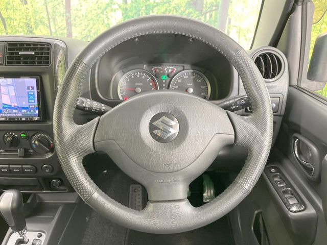 �C���e���A�ɍ��킹���f�U�C���̃X�e�A�����O�́A�^�]�������̂��Ƃ��l���A�^�]���₷���`��A�傫���ł��B�����x�A���ۂɐG���Ă��m���߂��������B