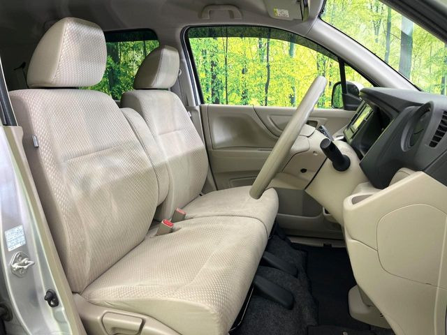 運転席シート廻りは使用感も少なく、良好な状態となっています。丁寧に使われていたことがよくわかりますね。