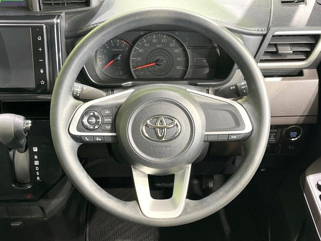�C���e���A�ɍ��킹���f�U�C���̃X�e�A�����O�́A�^�]�������̂��Ƃ��l���A�^�]���₷���`��A�傫���ł��B�����x�A���ۂɐG���Ă��m���߂��������B
