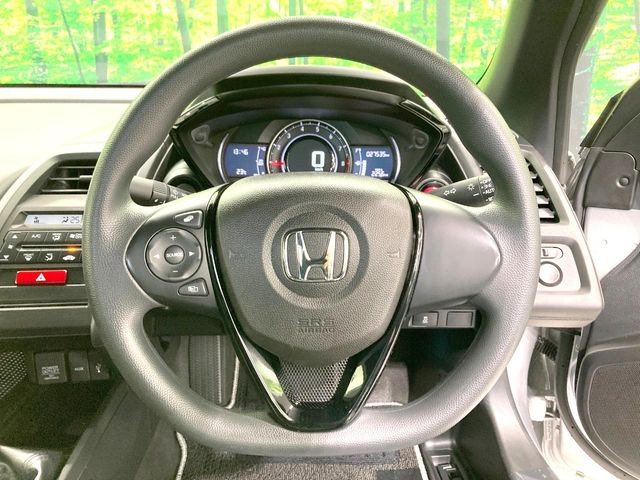 �C���e���A�ɍ��킹���f�U�C���̃X�e�A�����O�́A�^�]�������̂��Ƃ��l���A�^�]���₷���`��A�傫���ł��B�����x�A���ۂɐG���Ă��m���߂��������B