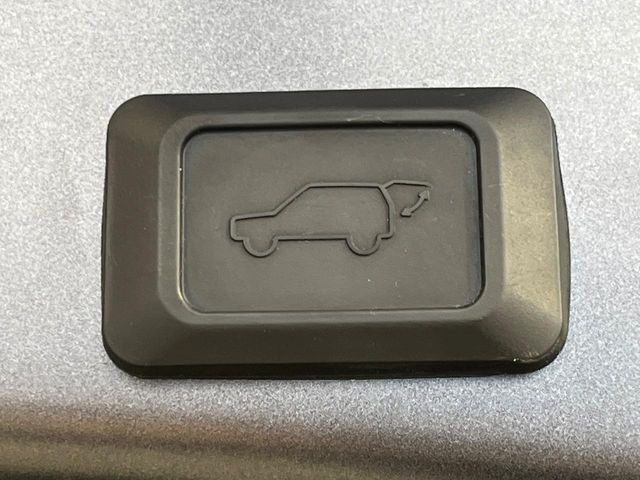 【パワーバックドア】スマートキーや運転席のボタンを押すだけでリアゲートが自動で開閉します!荷物を持っている時や、高い位置にあるバックドアを閉める際に便利な機能です♪