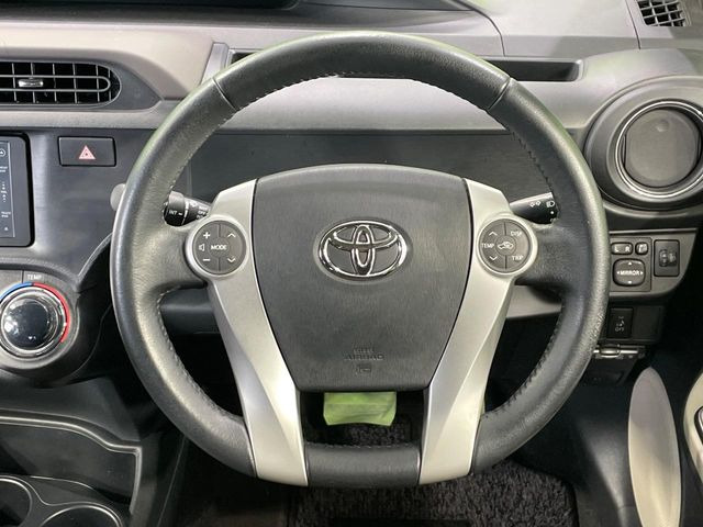 �C���e���A�ɍ��킹���f�U�C���̃X�e�A�����O�́A�^�]�������̂��Ƃ��l���A�^�]���₷���`��A�傫���ł��B�����x�A���ۂɐG���Ă��m���߂��������B