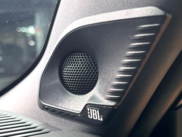 �yJBL�T�E���h�V�X�e���z���i�ʃT�E���h�V�X�e���𓋍ځB��p�̃`���[�j���O���{���ꂽ�召�l�X�ȃX�s�[�J�[����ǎ��ȃT�E���h���t�ł��A�Տꊴ���ӂ�鉹����Ԃ����o���܂��B
