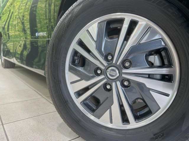 �y����16�C���`�A���~�z�C�[���z�O�ςɃ}�b�`���������A���~�z�C�[���𑕒����Ă���܂��B�e��ЊO�A���~�z�C�[����A�X�^�b�h���X�^�C�����戵�����Ă���܂��B���񂲑��k����������