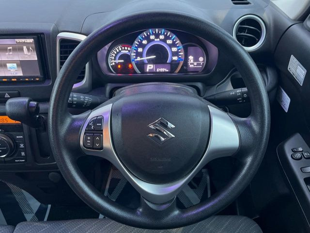 �C���e���A�ɍ��킹���f�U�C���̃X�e�A�����O�́A�^�]�������̂��Ƃ��l���A�^�]���₷���`��A�傫���ł��B�����x�A���ۂɐG���Ă��m���߂��������B