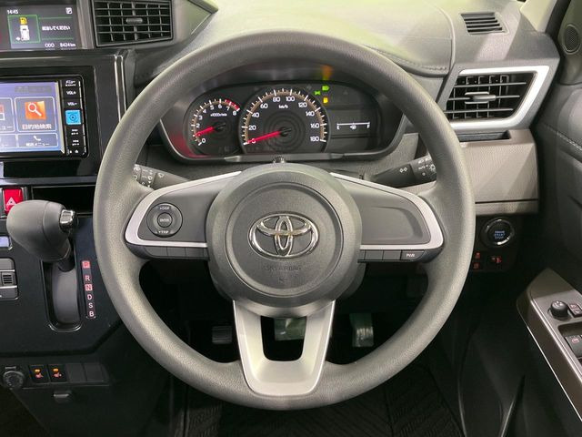 �C���e���A�ɍ��킹���f�U�C���̃X�e�A�����O�́A�^�]�������̂��Ƃ��l���A�^�]���₷���`��A�傫���ł��B�����x�A���ۂɐG���Ă��m���߂��������B