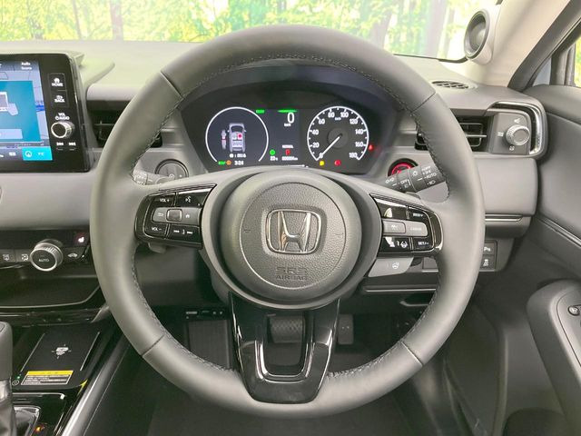 �C���e���A�ɍ��킹���f�U�C���̃X�e�A�����O�́A�^�]�������̂��Ƃ��l���A�^�]���₷���`��A�傫���ł��B�����x�A���ۂɐG���Ă��m���߂��������B