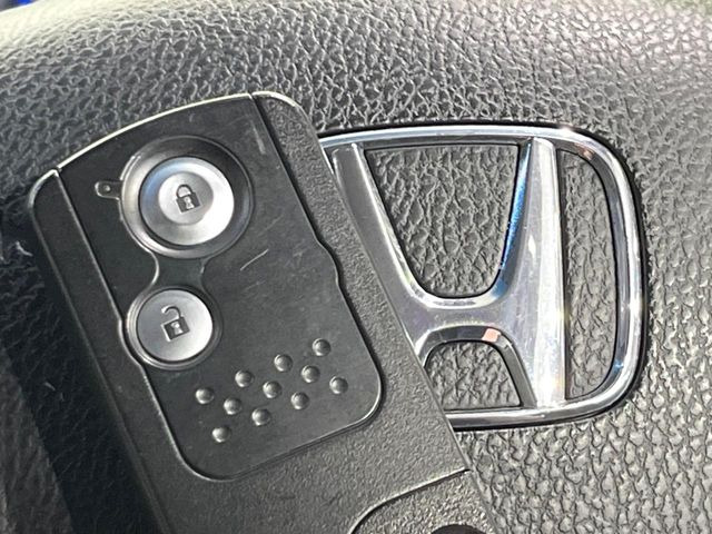 �yHonda�X�}�[�g�L�[�z�J�o����|�P�b�g�ɓ��ꂽ�܂܂ł��h�A�̎{���E�������\�ȃX�}�[�g�L�[�𑕔��B�G���W���̃I���E�I�t�����J�M�����o���K�v����������Ƃ��Ă��֗��ł���