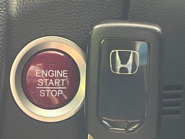 �yHonda�X�}�[�g�L�[�z�J�o����|�P�b�g�ɓ��ꂽ�܂܂ł��h�A�̎{���E�������\�ȃX�}�[�g�L�[�𑕔��B�G���W���̃I���E�I�t�����J�M�����o���K�v����������Ƃ��Ă��֗��ł���