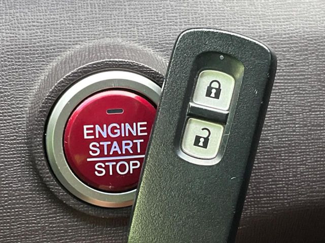 �yHonda�X�}�[�g�L�[�z�J�o����|�P�b�g�ɓ��ꂽ�܂܂ł��h�A�̎{���E�������\�ȃX�}�[�g�L�[�𑕔��B�G���W���̃I���E�I�t�����J�M�����o���K�v����������Ƃ��Ă��֗��ł���