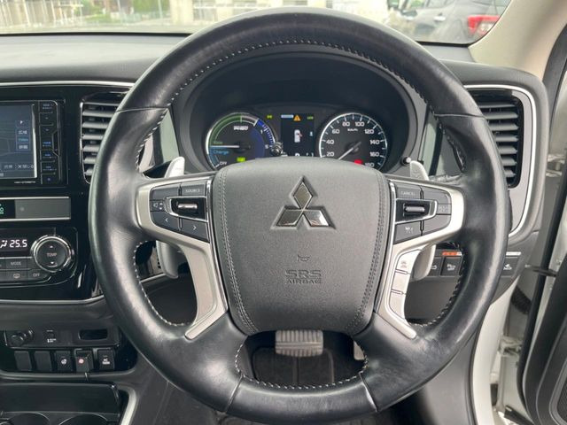 �C���e���A�ɍ��킹���f�U�C���̃X�e�A�����O�́A�^�]�������̂��Ƃ��l���A�^�]���₷���`��A�傫���ł��B�����x�A���ۂɐG���Ă��m���߂��������B