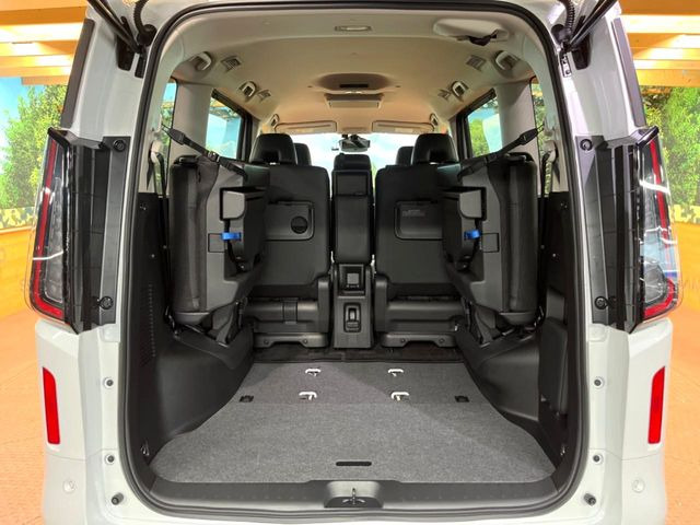 普段のお買い物や通勤、送迎等に十分な荷室スペースを確保しております。セカンドシートを倒すと、大きな荷物の積載も可能です♪