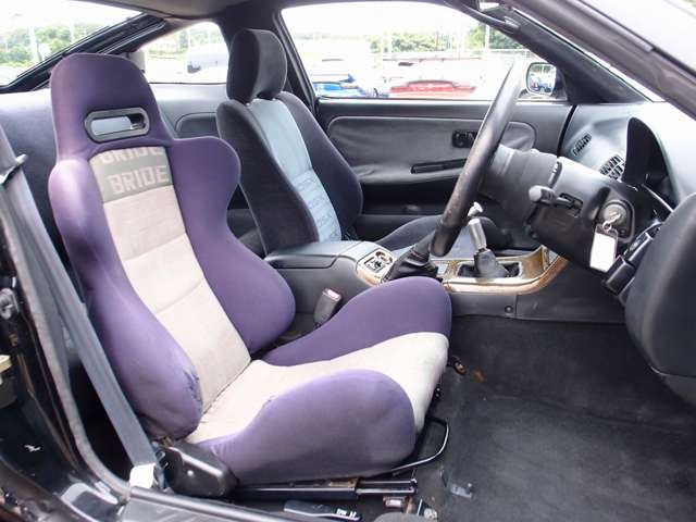 �^�]�ȃV�[�g�͐l�C��BRIDE���Z�~�o�P�b�g�V�[�g�ɕύX�B����]�ɉ�����RECARO����BRIDE���Ȃǂ̐l�C���f���������ȋ��z�ɂĂ������\�ł��B���C�y�ɃX�^�b�t�܂ł����k�������܂�