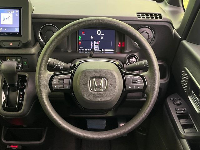 �C���e���A�ɍ��킹���f�U�C���̃X�e�A�����O�́A�^�]�������̂��Ƃ��l���A�^�]���₷���`��A�傫���ł��B�����x�A���ۂɐG���Ă��m���߂��������B