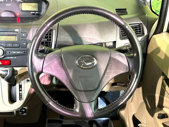 �C���e���A�ɍ��킹���f�U�C���̃X�e�A�����O�́A�^�]�������̂��Ƃ��l���A�^�]���₷���`��A�傫���ł��B�����x�A���ۂɐG���Ă��m���߂��������B