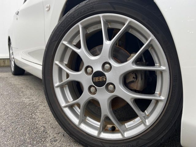 �y�����I�v�V����16�C���`�A���~�z�C�[���z�����I�v�V�����z�C�[���𑕒��B���s���\�̌���ɉ����A�O�ς����X�^�C���b�V���ɂȂ��Ă��܂��B