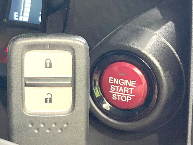 �yHonda�X�}�[�g�L�[�z�J�o����|�P�b�g�ɓ��ꂽ�܂܂ł��h�A�̎{���E�������\�ȃX�}�[�g�L�[�𑕔��B�G���W���̃I���E�I�t�����J�M�����o���K�v����������Ƃ��Ă��֗��ł���