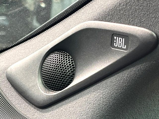 �yJBL�T�E���h�V�X�e���z���[�J�[�I�v�V�����̍��i�ʃT�E���h�V�X�e���𓋍ځB��p�̃`���[�j���O���{���ꂽ�召�l�X�ȃX�s�[�J�[����ǎ��ȃT�E���h���t�ł��A�Տꊴ���ӂ�鉹����Ԃ����o���܂��B