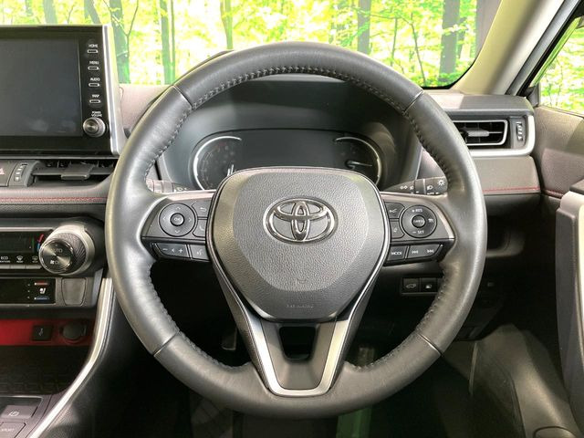 �C���e���A�ɍ��킹���f�U�C���̃X�e�A�����O�́A�^�]�������̂��Ƃ��l���A�^�]���₷���`��A�傫���ł��B�����x�A���ۂɐG���Ă��m���߂��������B
