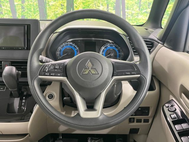�C���e���A�ɍ��킹���f�U�C���̃X�e�A�����O�́A�^�]�������̂��Ƃ��l���A�^�]���₷���`��A�傫���ł��B�����x�A���ۂɐG���Ă��m���߂��������B