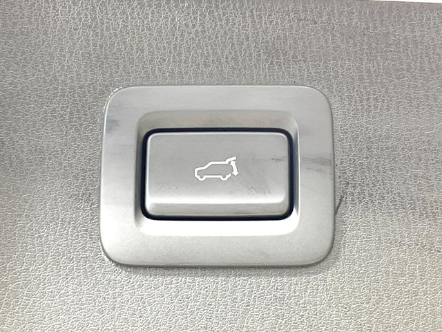 【パワーバックドア】スマートキーや運転席のボタンを押すだけでリアゲートが自動で開閉します!荷物を持っている時や、高い位置にあるバックドアを閉める際に便利な機能です♪