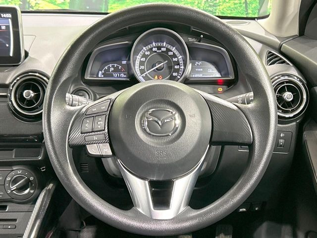 インテリアに合わせたデザインのステアリングは、運転される方のことも考え、運転しやすい形状、大きさです。是非一度、実際に触ってお確かめください。