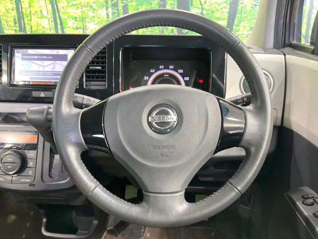 �C���e���A�ɍ��킹���f�U�C���̃X�e�A�����O�́A�^�]�������̂��Ƃ��l���A�^�]���₷���`��A�傫���ł��B�����x�A���ۂɐG���Ă��m���߂��������B