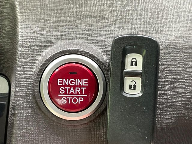 �yHonda�X�}�[�g�L�[�z�J�o����|�P�b�g�ɓ��ꂽ�܂܂ł��h�A�̎{���E�������\�ȃX�}�[�g�L�[�𑕔��B�G���W���̃I���E�I�t�����J�M�����o���K�v����������Ƃ��Ă��֗��ł���