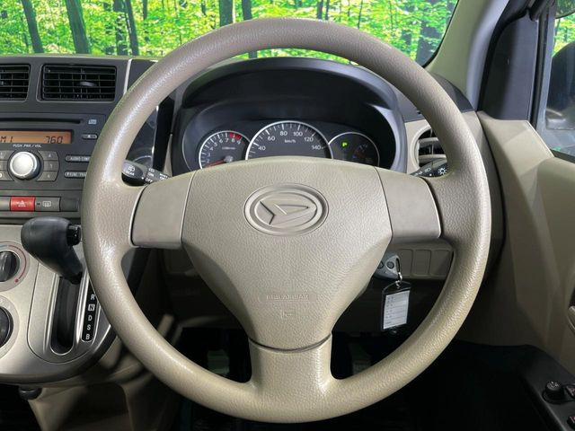 �C���e���A�ɍ��킹���f�U�C���̃X�e�A�����O�́A�^�]�������̂��Ƃ��l���A�^�]���₷���`��A�傫���ł��B�����x�A���ۂɐG���Ă��m���߂��������B