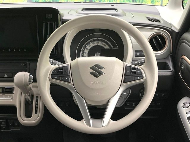 �C���e���A�ɍ��킹���f�U�C���̃X�e�A�����O�́A�^�]�������̂��Ƃ��l���A�^�]���₷���`��A�傫���ł��B�����x�A���ۂɐG���Ă��m���߂��������B