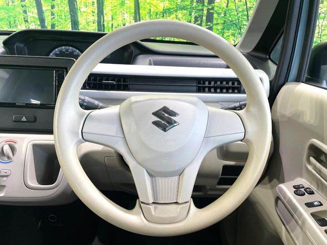 �C���e���A�ɍ��킹���f�U�C���̃X�e�A�����O�́A�^�]�������̂��Ƃ��l���A�^�]���₷���`��A�傫���ł��B�����x�A���ۂɐG���Ă��m���߂��������B