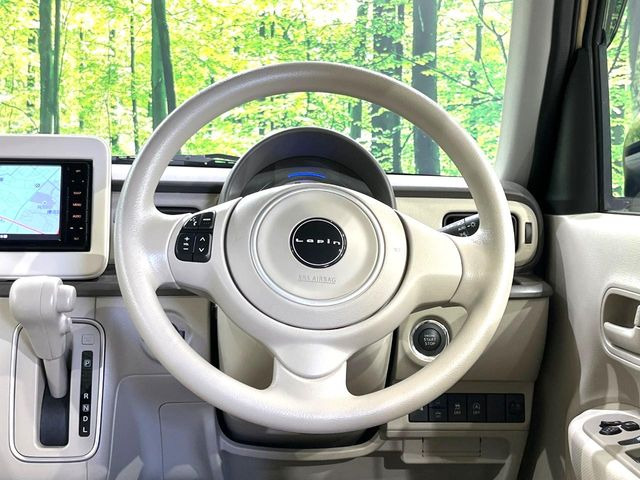 �C���e���A�ɍ��킹���f�U�C���̃X�e�A�����O�́A�^�]�������̂��Ƃ��l���A�^�]���₷���`��A�傫���ł��B�����x�A���ۂɐG���Ă��m���߂��������B