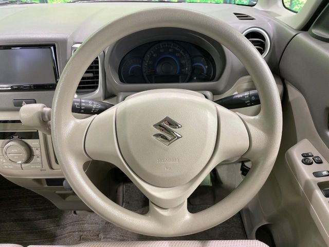 �C���e���A�ɍ��킹���f�U�C���̃X�e�A�����O�́A�^�]�������̂��Ƃ��l���A�^�]���₷���`��A�傫���ł��B�����x�A���ۂɐG���Ă��m���߂��������B